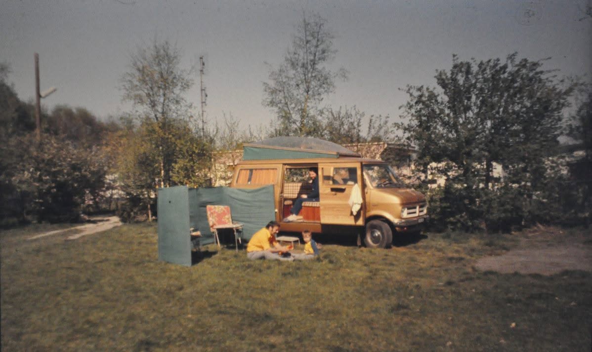 Gezin bij camper op camping 't Vlutterke