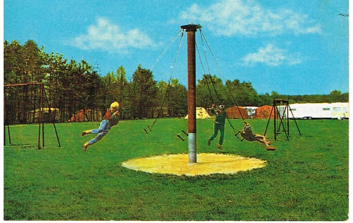 Kinderen op de zweefmolen, tenten op de achtergrond